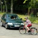 Kind mit Fahraf auf Strasse