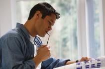 Mann überlegt Mann überlegt