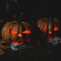 Zwei Jack O'lantern Lampen