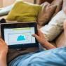 Mann am Tablet