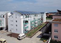 Wohnblock mit Photovoltaikanlagen