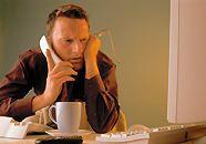 Verbluefter Mann am Telefon Verbluefter Mann am Telefon