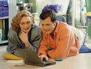 Mann-und-Frau-vor-Notebook