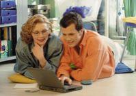 Mann-und-Frau-vor-Notebook